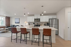 Brunch & Coffee Near! Spacious Downtown Stay 302